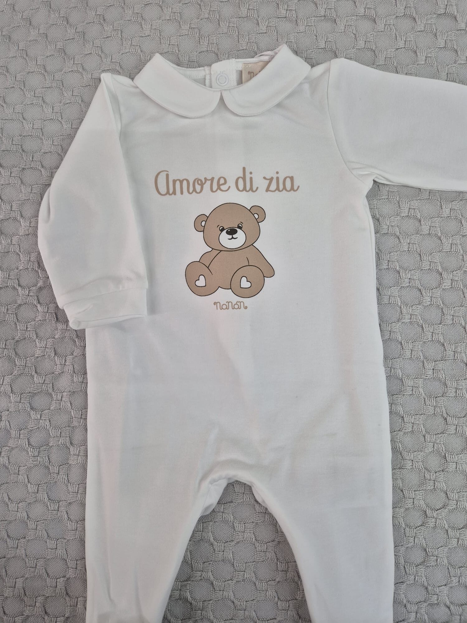 Immagine WhatsApp 2025-11-25 ore 14.05.24_311189f6 Tutina con scritta "Amore di zia" Nanan- 3 mesi - immagine 1