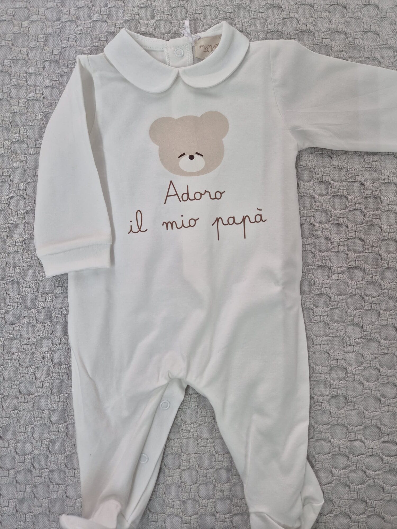 Immagine WhatsApp 2025-11-25 ore 14.05.25_66def659 Tutina con scritta "Adoro il mio papà" Nanan- 3 mesi - immagine 1