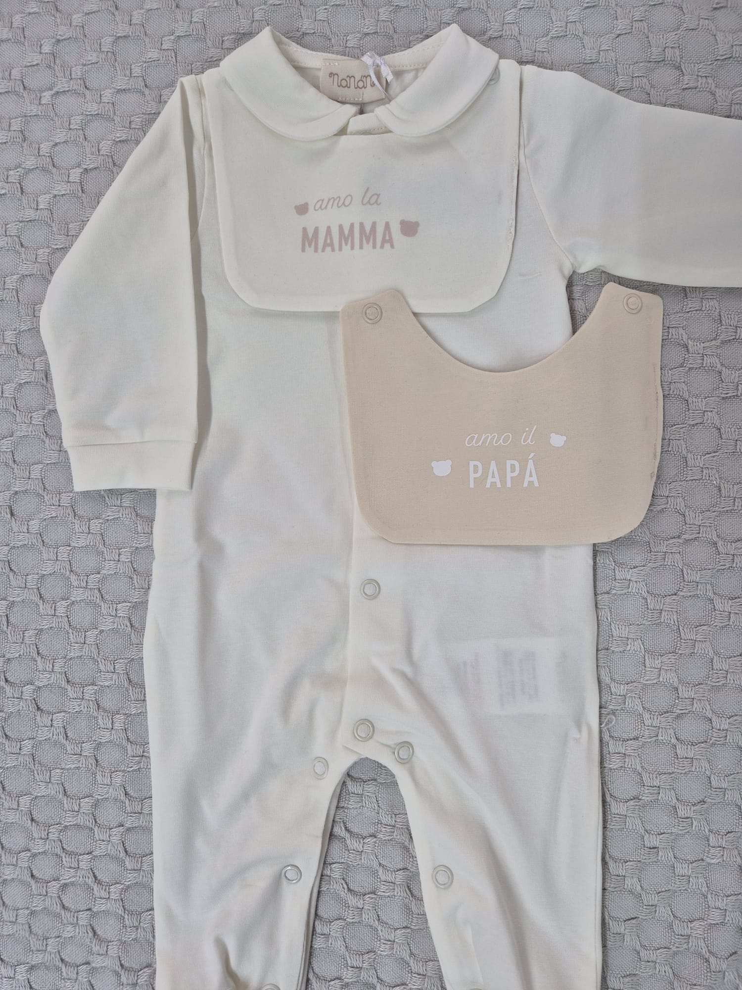 Immagine WhatsApp 2025-11-25 ore 14.05.26_5f94a218 Tutina off white con bavaglini intercambiabili “Amo la mamma/il papà” Nanan 1 mese - immagine 1