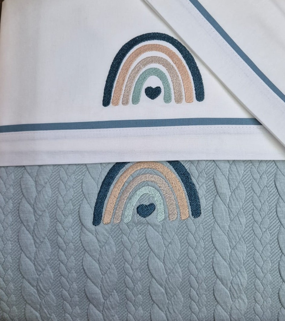 WhatsApp Image 2026-03-02 at 14.52.25 (3) Kit carrozzina Rainbow Treccia : coperta in cotone + lenzuola coordinate Coccolissimi - immagine 1